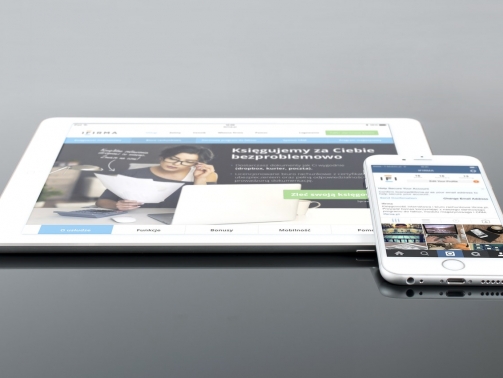 white-tablet-computer-by-white-iphone-6-38639